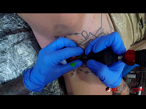 ❤️ Tsis tshua muaj tattooed hottie Sully Savage tau txais tattoo ntawm nws clitoris porno  ntawm hmn.pornpk.ru%  ib
